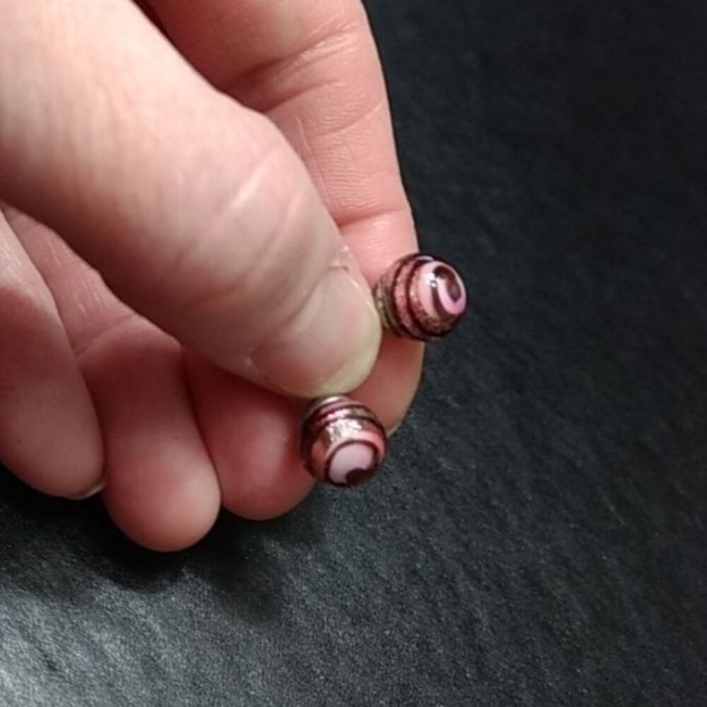 Round pink swirly earrings - Picture 5 of 8